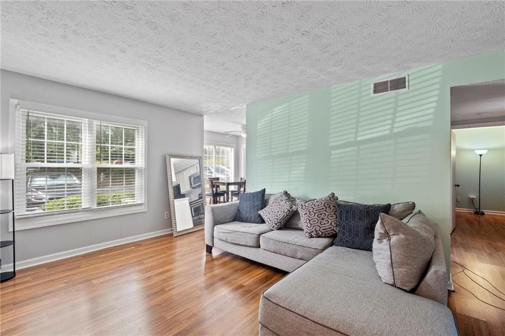 2 bedroom, 1 bathroom, 936 sq ft condominium for sale at 1211 Glenleaf Drive, Peachtree Corners, GA 30092 — photo 3