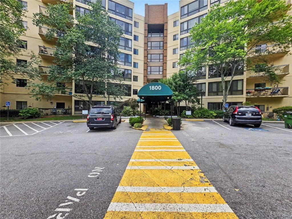 1 bedroom, 1 bathroom, 872 sq ft condominium under contract at 1800 Clairmont Lake A314, Decatur, GA 30033 — photo 2