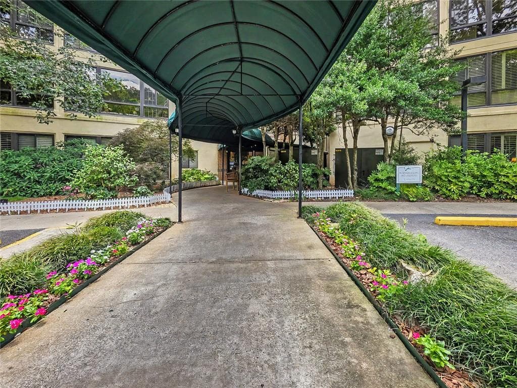 1 bedroom, 1 bathroom, 872 sq ft condominium under contract at 1800 Clairmont Lake A314, Decatur, GA 30033 — photo 3