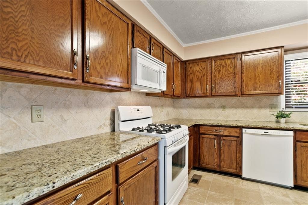 4 bedroom, 3 bathroom, 2,448 sq ft single family residence under contract at 2209 Concord Square, Marietta, GA 30062 — photo 9