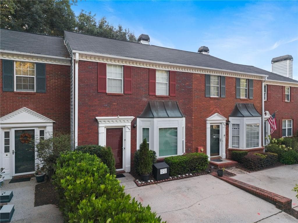 2 bedroom, 3 bathroom, 1,400 sq ft townhouse for sale at 655 Anderson Walk, Marietta, GA 30062 — photo 2