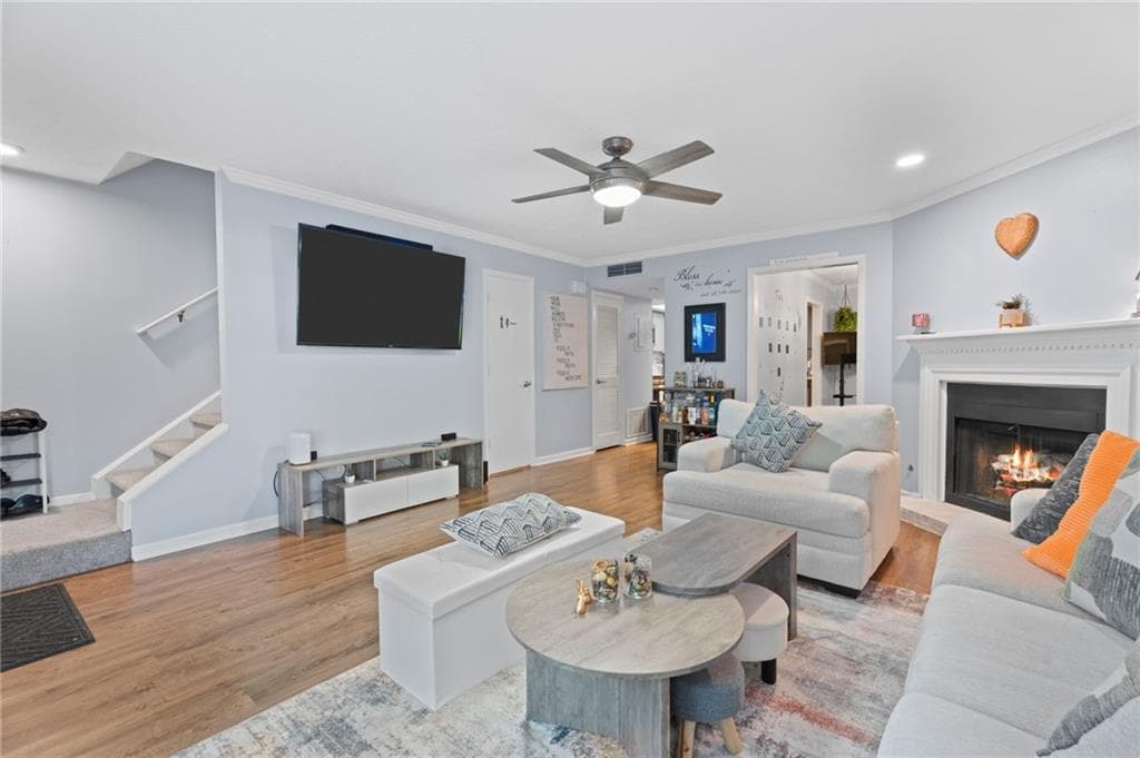 2 bedroom, 3 bathroom, 1,400 sq ft townhouse for sale at 655 Anderson Walk, Marietta, GA 30062 — photo 3