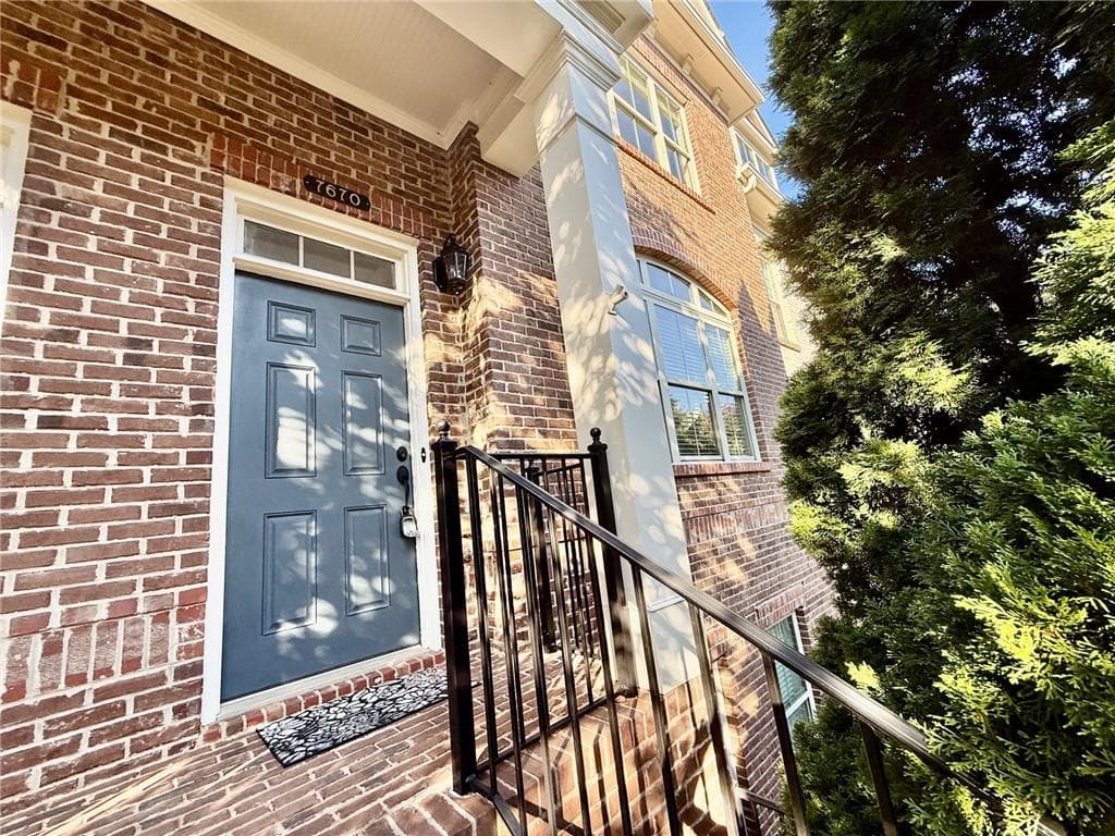 3 bedroom, 4 bathroom, 2,335 sq ft townhouse for sale at 7670 Willoughby Court, Alpharetta, GA 30005 — photo 2