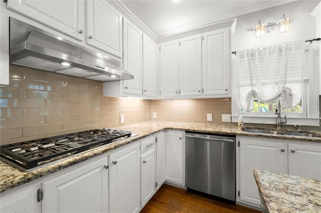 6 bedroom, 4 bathroom, 3,936 sq ft single family residence for sale at 5020 Hamptons Club Drive, Alpharetta, GA 30004 — photo 6