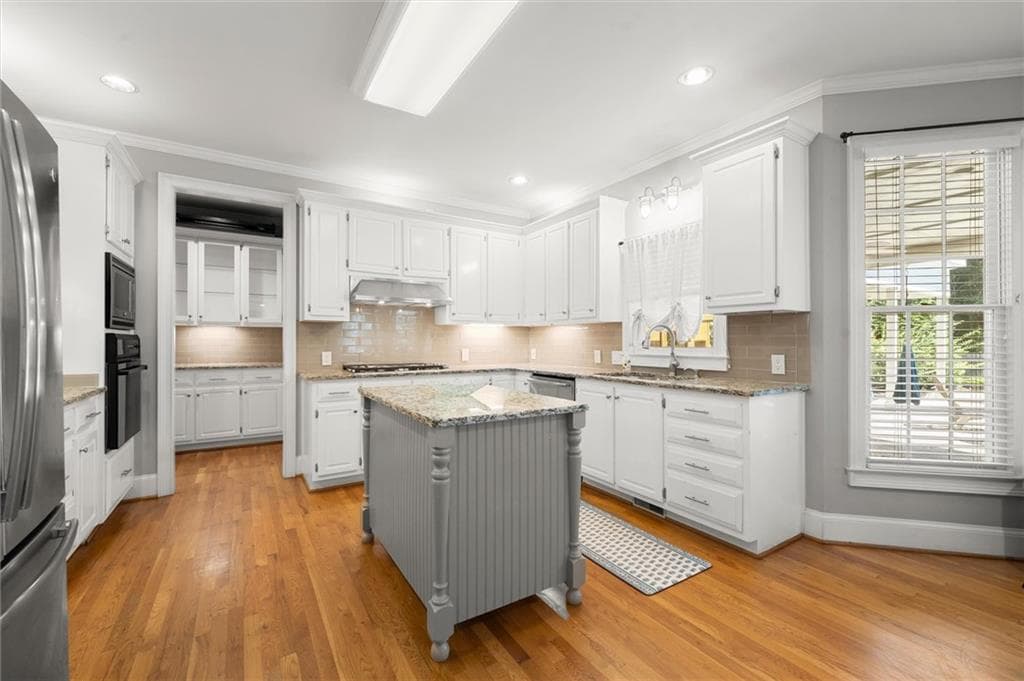 6 bedroom, 4 bathroom, 3,936 sq ft single family residence for sale at 5020 Hamptons Club Drive, Alpharetta, GA 30004 — photo 7