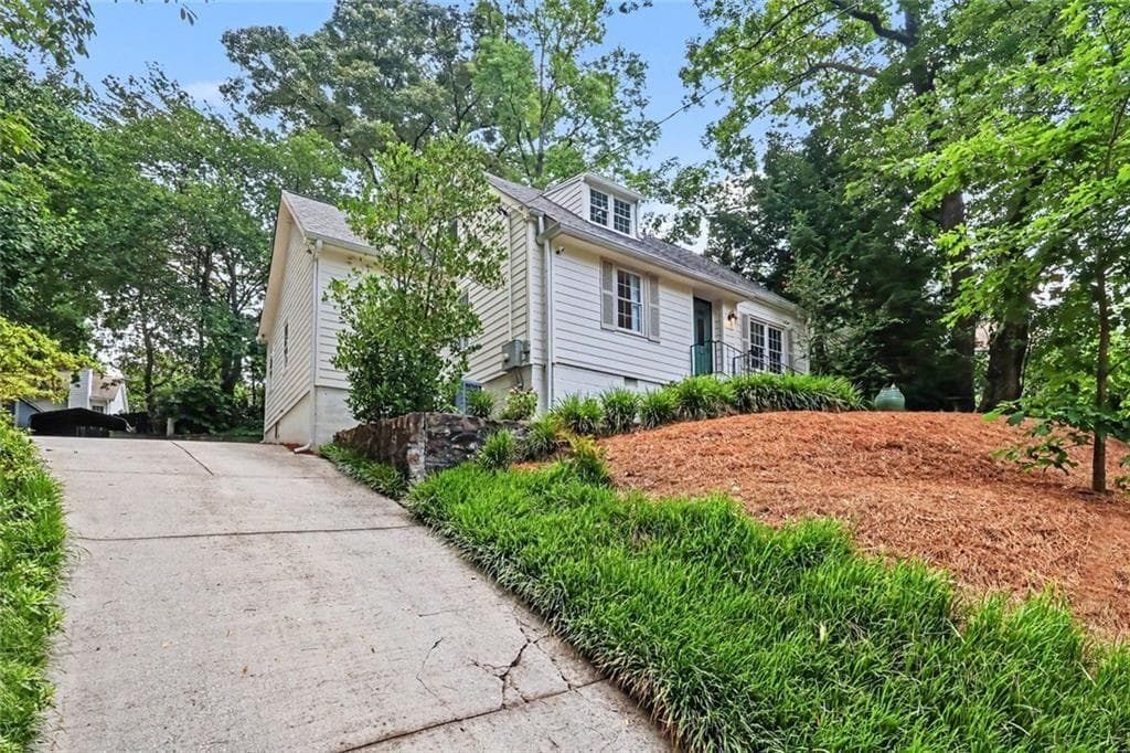 4 bedroom, 4 bathroom, 2,809 sq ft single family residence under contract at 3055 Skyland Drive, Atlanta, GA 30341 — photo 8