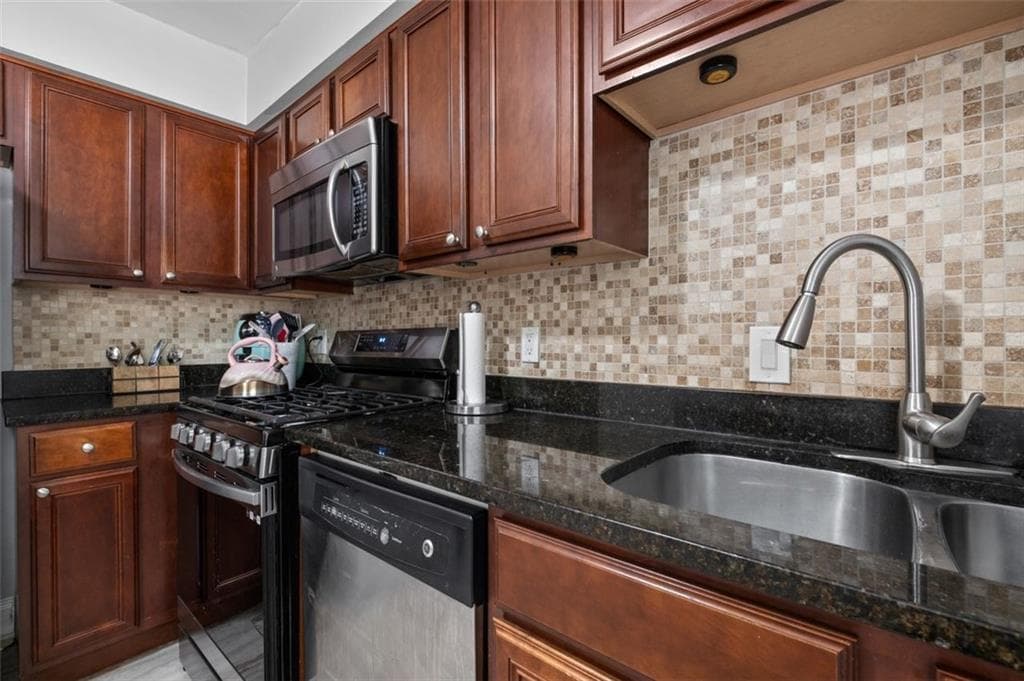 3 bedroom, 3 bathroom, 1,632 sq ft condominium for sale at 6980 Roswell Road A8, Atlanta, GA 30328 — photo 8
