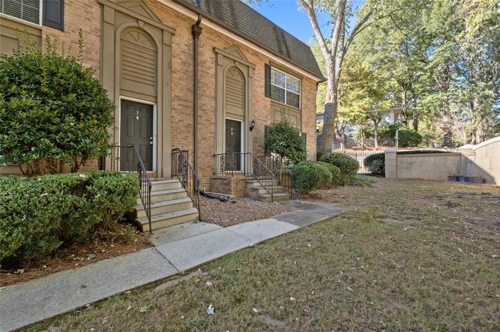 3 bedroom, 3 bathroom, 1,632 sq ft condominium for sale at 6980 Roswell Road A8, Atlanta, GA 30328 — photo 1 of 26