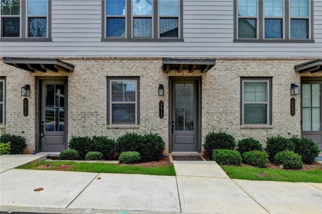 3 bedroom, 4 bathroom, 1,645 sq ft townhouse for sale at 2612 Caruso Way, Atlanta, GA 30339 — photo 1 of 27