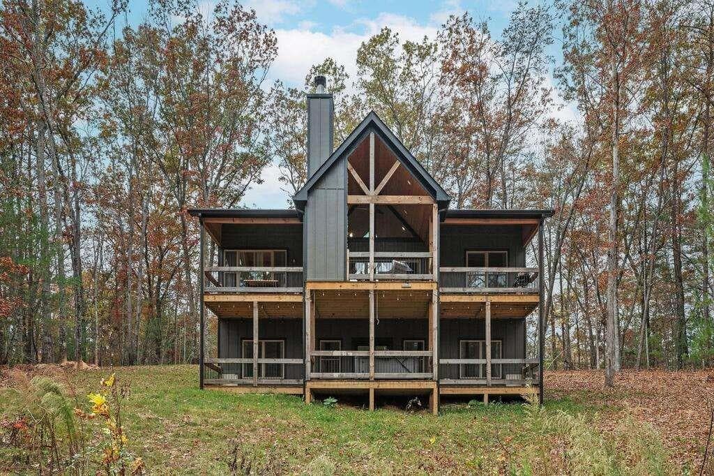 4 bedroom, 4 bathroom, 2,112 sq ft single family residence under contract at 284 Lees Ride, Mccaysville, GA 30555