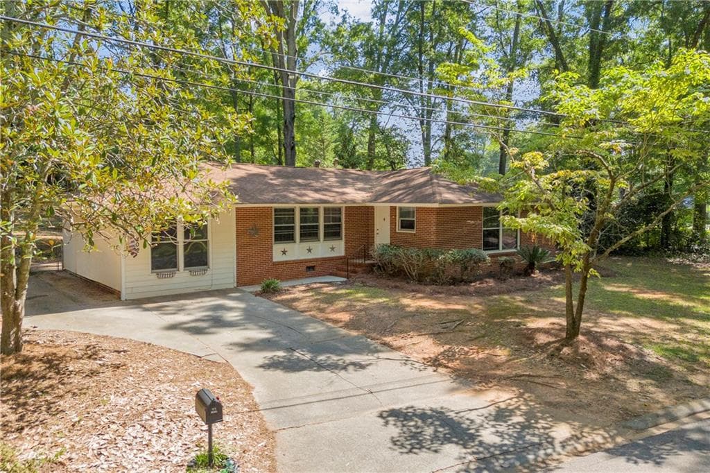 3 bedroom, 2 bathroom, 1,742 sq ft single family residence for sale at 402 Woodland Road, Monroe, GA 30655 — photo 3