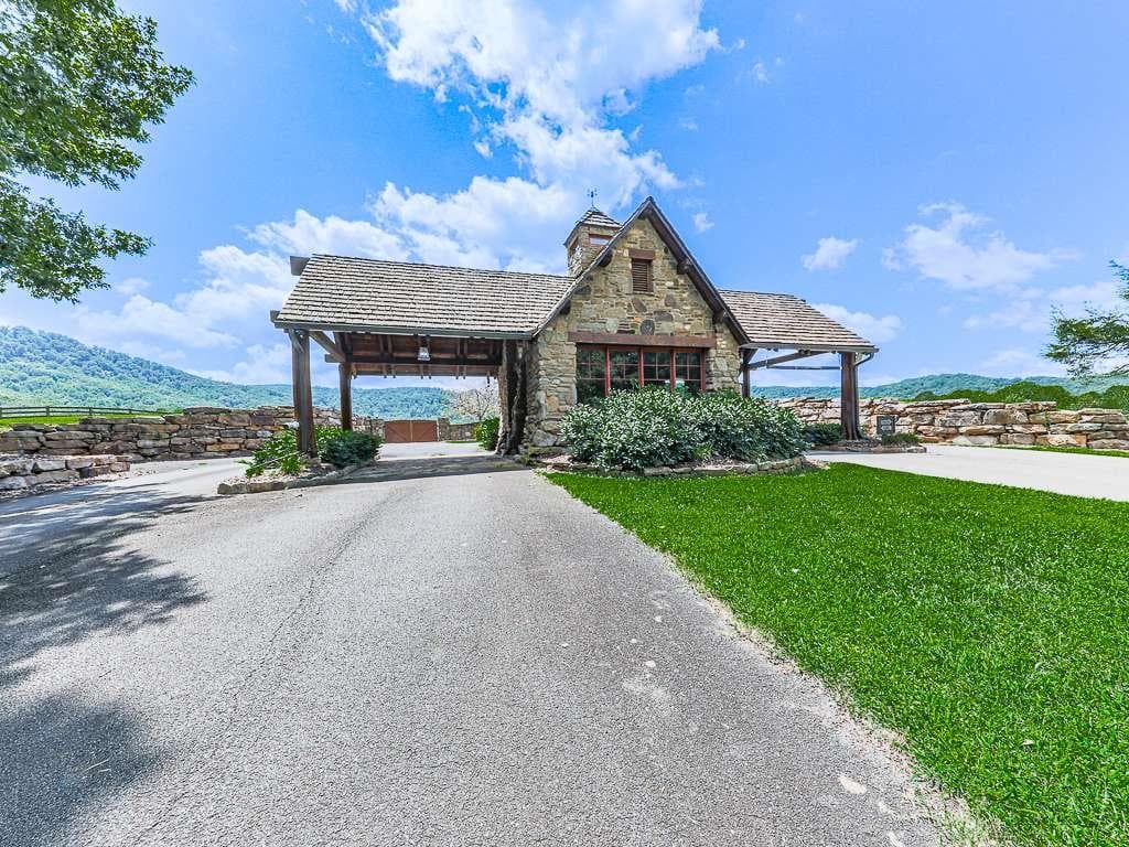 6 bedroom, 6 bathroom, 6,284 sq ft single family residence for sale at 201 Mountainside Parkway, Ellijay, GA 30536 — photo 7