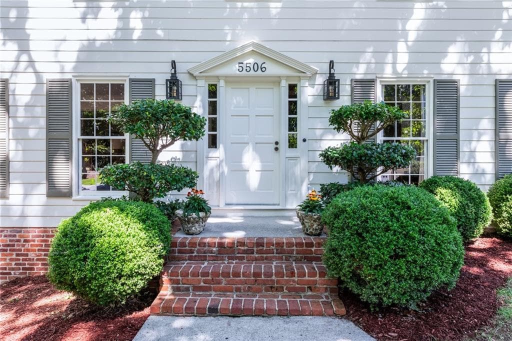 4 bedroom, 3 bathroom, 3,432 sq ft single family residence for sale at 5506 Whitewood Court, Dunwoody, GA 30338 — photo 3