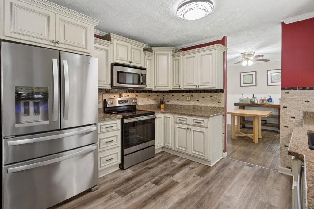 4 bedroom, 3 bathroom, 2,700 sq ft single family residence for sale at 212 Simpson Drive, Kennesaw, GA 30144 — photo 4
