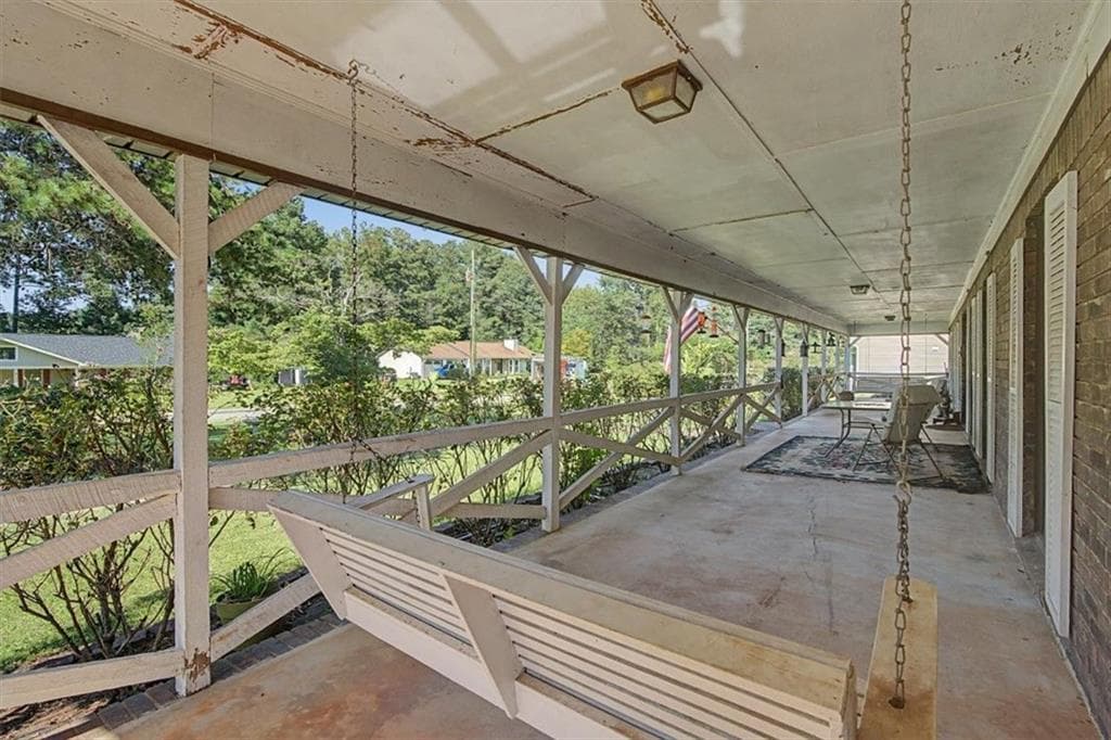 4 bedroom, 3 bathroom, 2,400 sq ft single family residence under contract at 6198 N Summers Circle, Douglasville, GA 30135 — photo 5