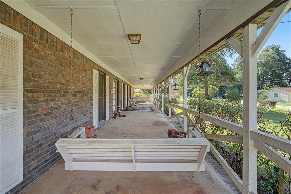 4 bedroom, 3 bathroom, 2,400 sq ft single family residence under contract at 6198 N Summers Circle, Douglasville, GA 30135 — photo 6