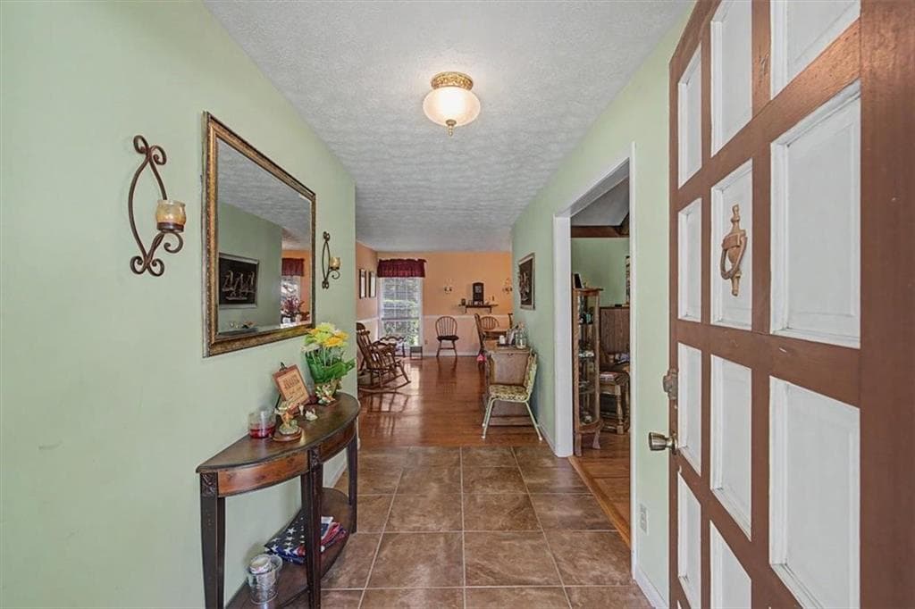 4 bedroom, 3 bathroom, 2,400 sq ft single family residence under contract at 6198 N Summers Circle, Douglasville, GA 30135 — photo 8