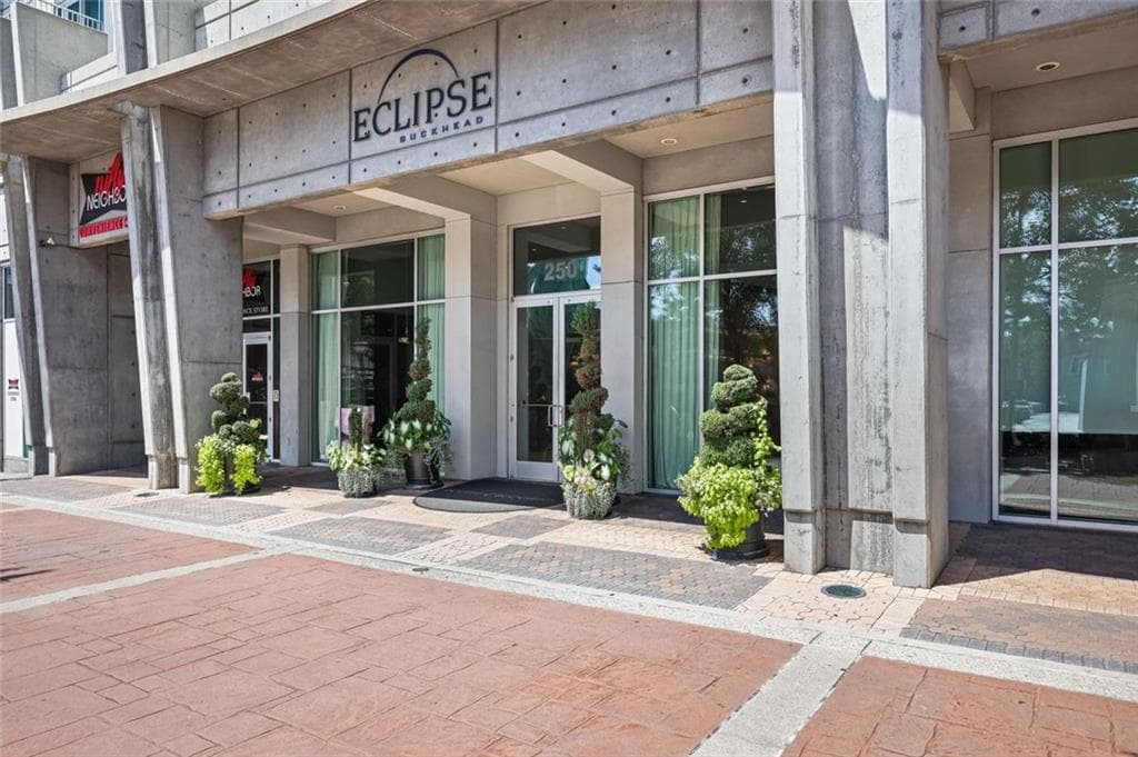 1 bedroom, 1 bathroom, 762 sq ft condominium for sale at 250 Pharr Road 707, Atlanta, GA 30305 — photo 2