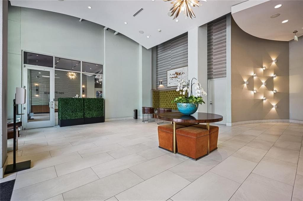 1 bedroom, 1 bathroom, 762 sq ft condominium for sale at 250 Pharr Road 707, Atlanta, GA 30305 — photo 3