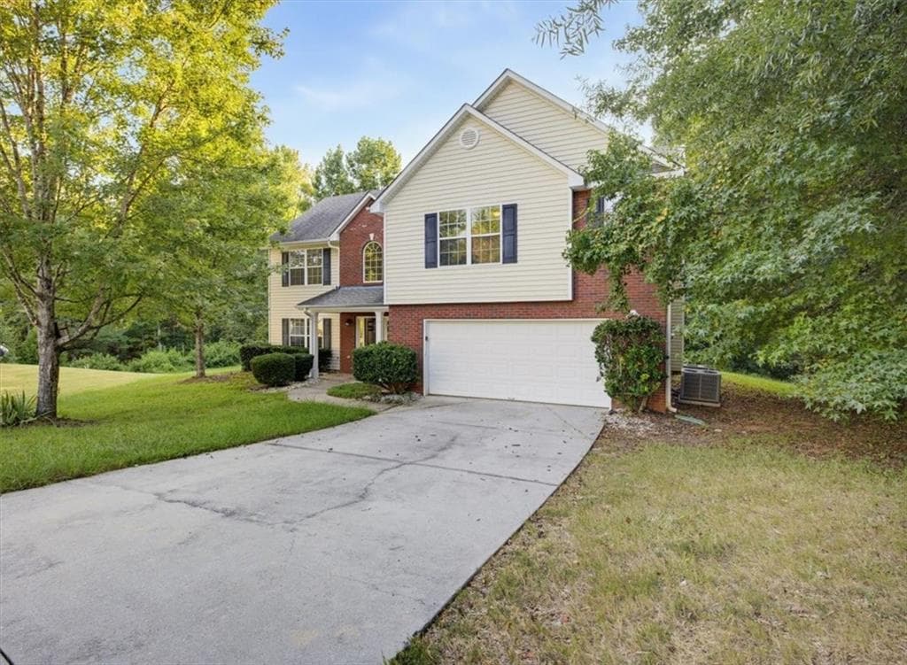 4 bedroom, 3 bathroom, 2,419 sq ft single family residence for sale at 834 Thompson Ridge Drive, Monroe, GA 30655 — photo 2