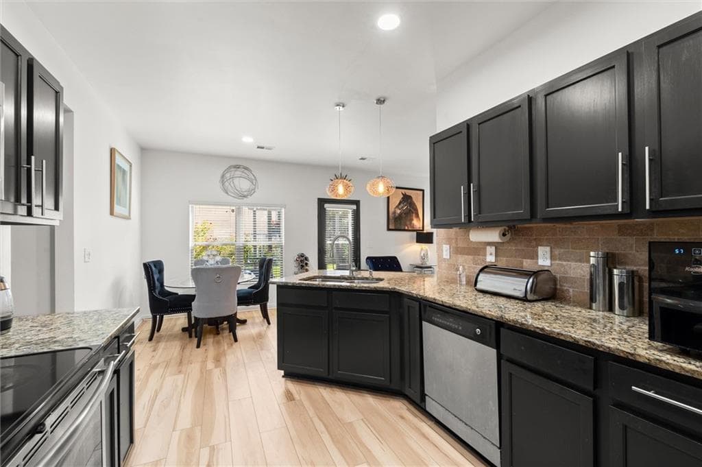 5 bedroom, 3 bathroom, 2,736 sq ft single family residence under contract at 11059 Milano Lane, Hampton, GA 30228 — photo 3