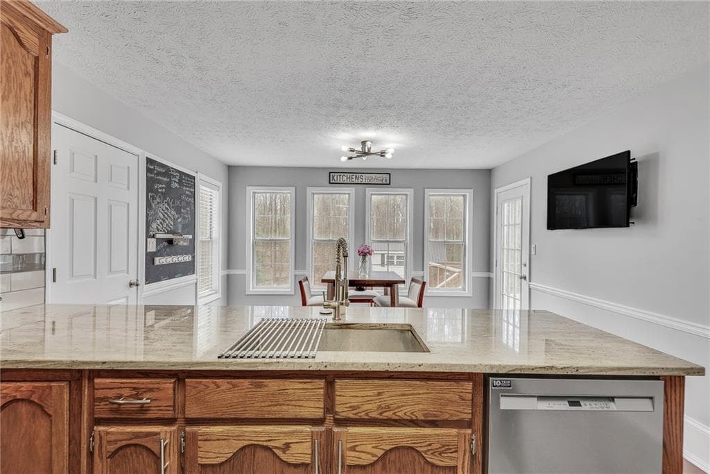 3 bedroom, 3 bathroom, 2,469 sq ft single family residence under contract at 236 Hidden Court, Winder, GA 30680 — photo 6