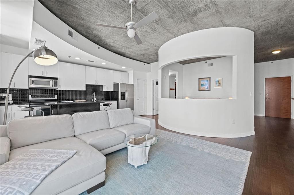 1 bedroom, 1 bathroom, 790 sq ft condominium for sale at 250 Pharr Road 1304, Atlanta, GA 30305 — photo 2