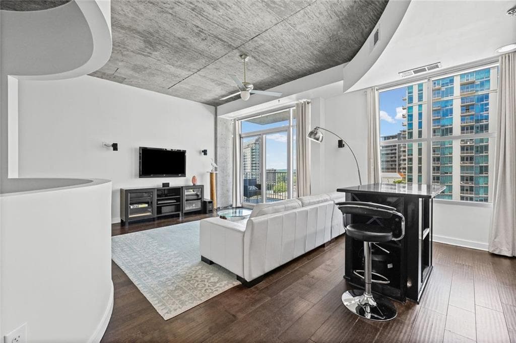 1 bedroom, 1 bathroom, 790 sq ft condominium for sale at 250 Pharr Road 1304, Atlanta, GA 30305 — photo 3