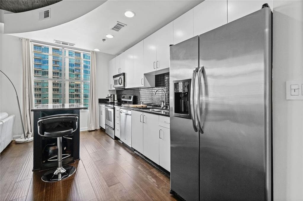 1 bedroom, 1 bathroom, 790 sq ft condominium for sale at 250 Pharr Road 1304, Atlanta, GA 30305 — photo 5