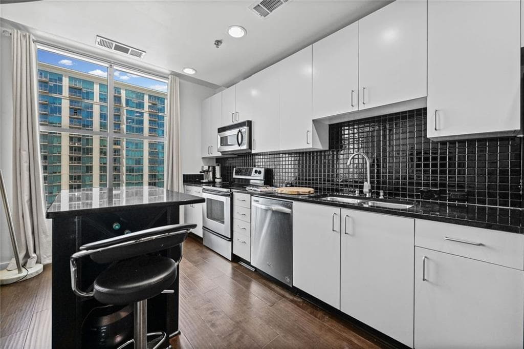 1 bedroom, 1 bathroom, 790 sq ft condominium for sale at 250 Pharr Road 1304, Atlanta, GA 30305 — photo 6