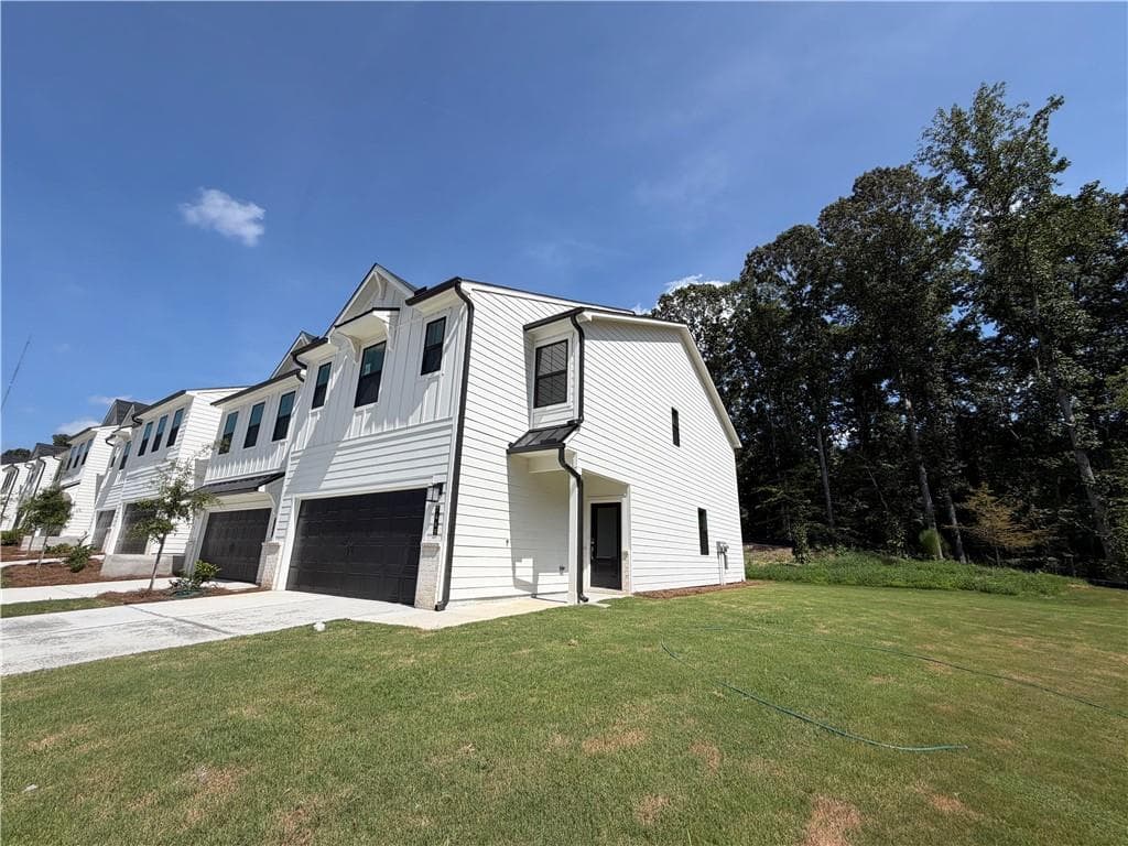3 bedroom, 3 bathroom, 1,850 sq ft townhouse for rent at 7477 Quinn Place, Flowery Branch, GA 30542 for $2,250 a month — photo 2