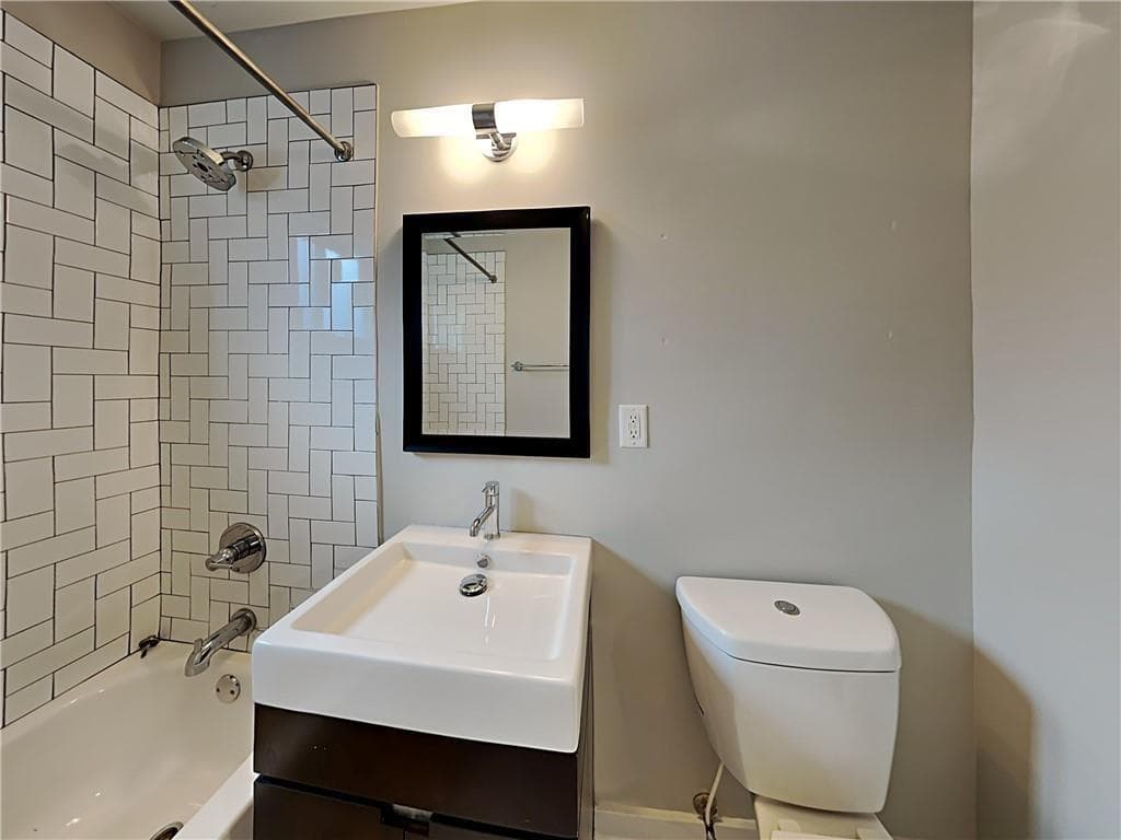2 bedroom, 1 bathroom, 1,000 sq ft apartment for rent at 880 N Highland Avenue A1, Atlanta, GA 30306 for $1,845 a month — photo 10