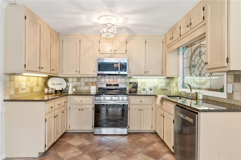 4 bedroom, 3 bathroom, 3,343 sq ft single family residence for sale at 2369 North Forest Drive, Marietta, GA 30062 — photo 9