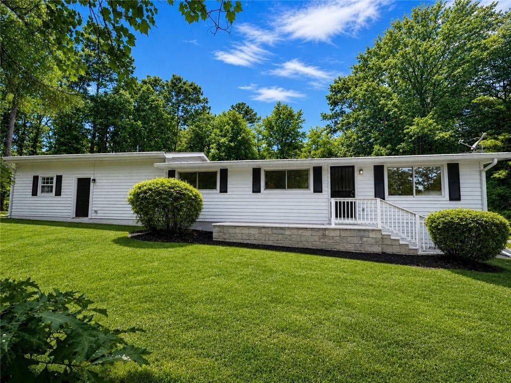 3 bedroom, 2 bathroom, 1,800 sq ft single family residence for sale at 1883 Niskey Lake Road, Atlanta, GA 30331 — photo 1 of 14