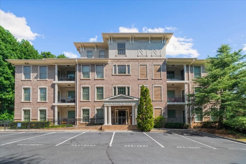 2 bedroom, 2 bathroom, 983 sq ft condominium for rent at 2360 Logan Circle 102, Atlanta, GA 30319 for $2,200 a month — photo 3