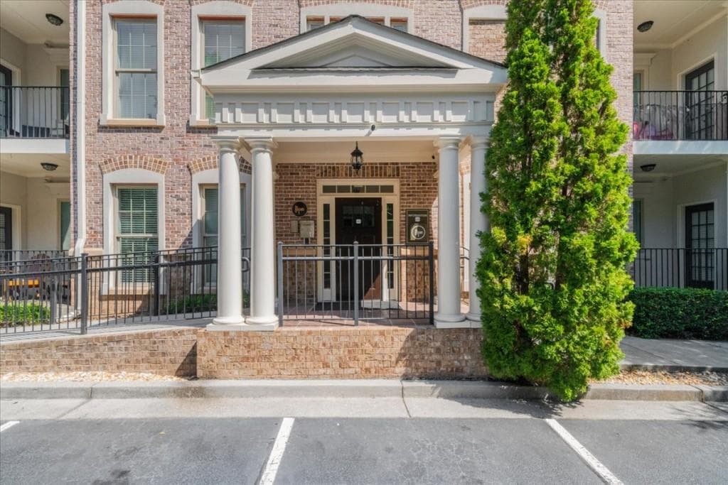 2 bedroom, 2 bathroom, 983 sq ft condominium for rent at 2360 Logan Circle 102, Atlanta, GA 30319 for $2,200 a month — photo 4