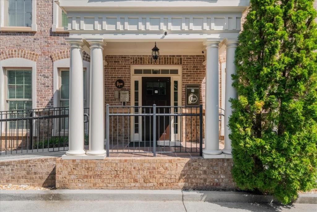 2 bedroom, 2 bathroom, 983 sq ft condominium for rent at 2360 Logan Circle 102, Atlanta, GA 30319 for $2,200 a month — photo 5