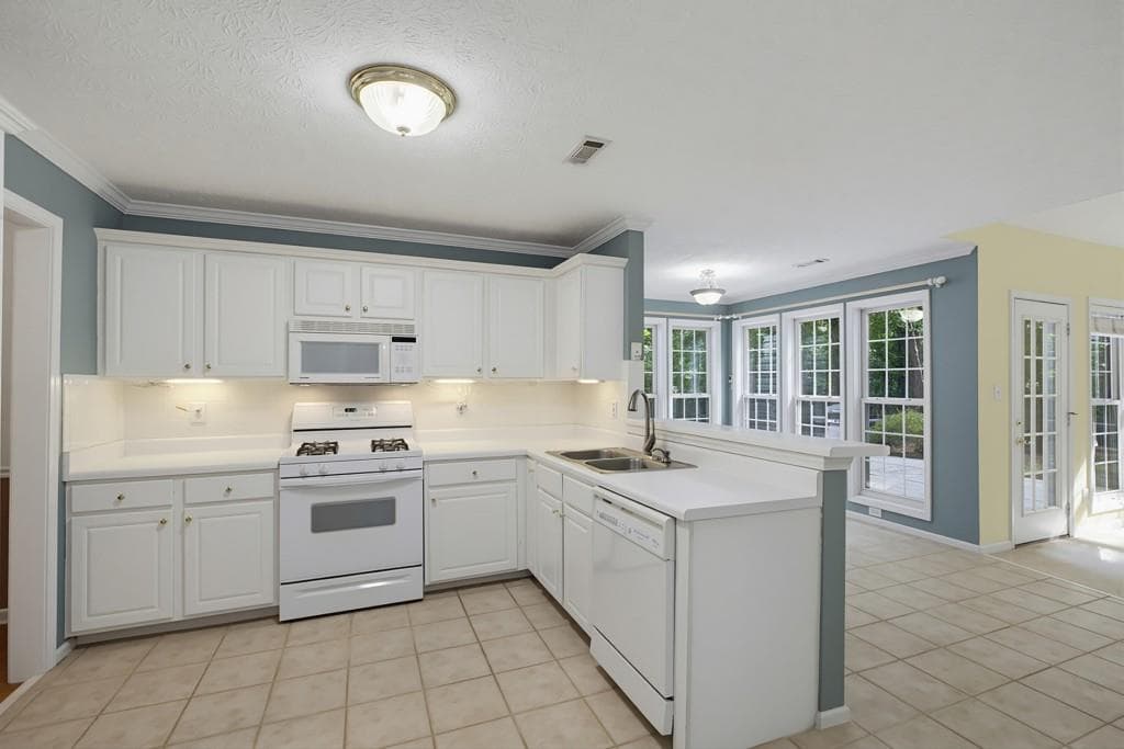 4 bedroom, 3 bathroom, 2,517 sq ft single family residence for sale at 110 Brookstone Crest, Newnan, GA 30265 — photo 7