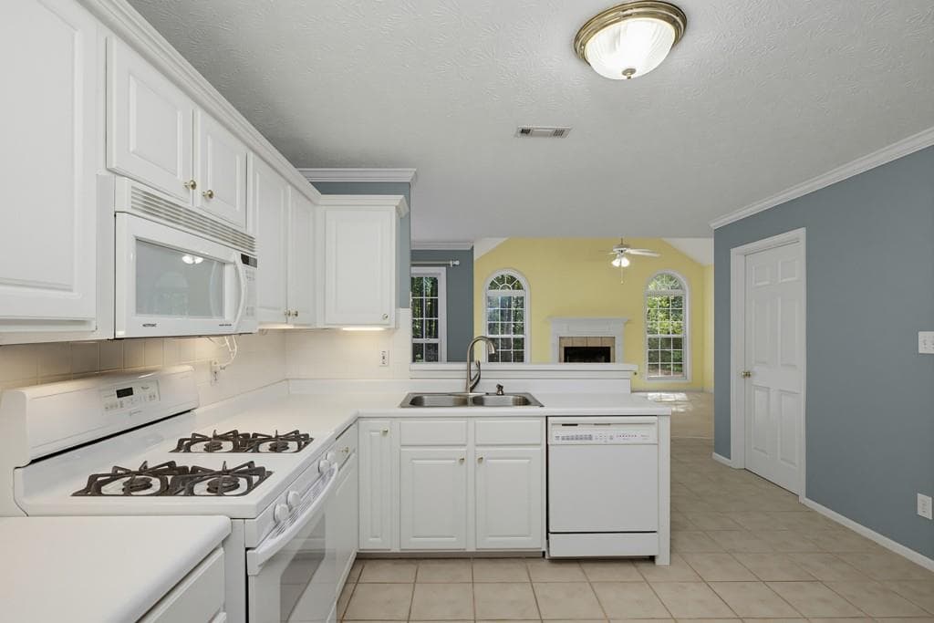 4 bedroom, 3 bathroom, 2,517 sq ft single family residence for sale at 110 Brookstone Crest, Newnan, GA 30265 — photo 8