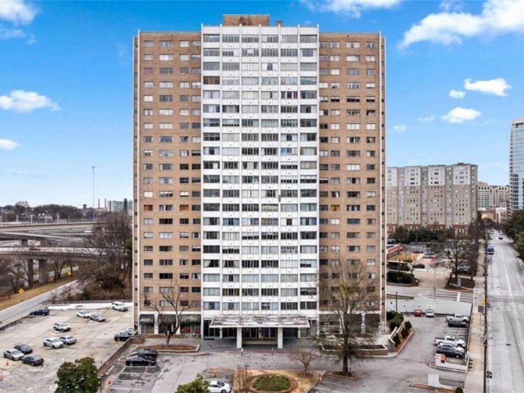 10 bedroom, 1 bathroom, 850 sq ft condominium for sale at 215 Piedmont Avenue NE 702, Atlanta, GA 30308 — photo 1 of 41