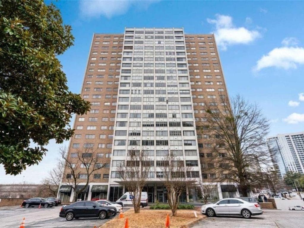 10 bedroom, 1 bathroom, 850 sq ft condominium for sale at 215 Piedmont Avenue NE 702, Atlanta, GA 30308 — photo 2