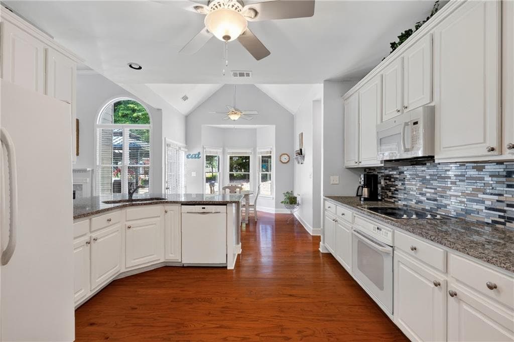 3 bedroom, 3 bathroom, 2,666 sq ft single family residence under contract at 3171 Amesbury Way, Duluth, GA 30096 — photo 7