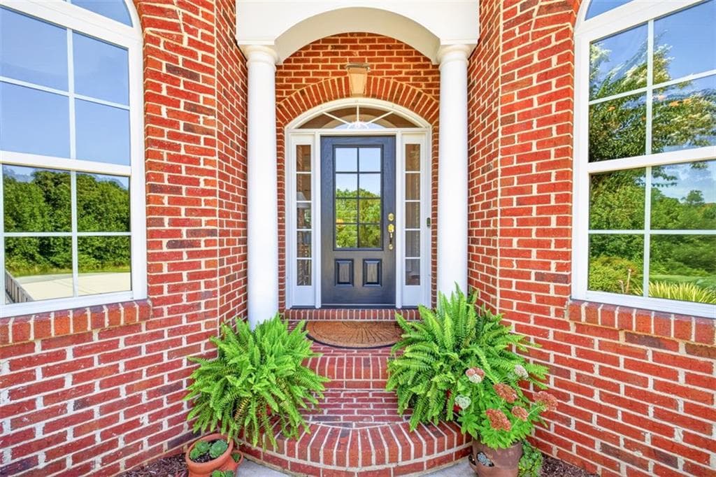 6 bedroom, 5 bathroom, 4,647 sq ft single family residence under contract at 3805 Reservoir Drive, Gainesville, GA 30507 — photo 2