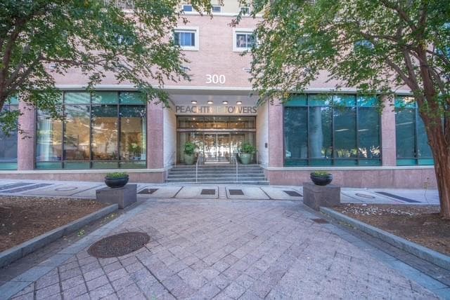 1 bedroom, 1 bathroom, 609 sq ft condominium under contract at 300 Peachtree Street 11C, Atlanta, GA 30308 — photo 2
