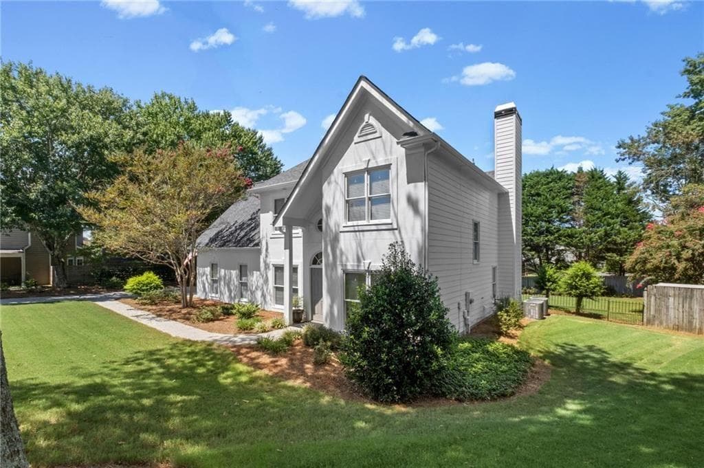 4 bedroom, 3 bathroom, 2,591 sq ft single family residence under contract at 230 Greystone Court, Roswell, GA 30075 — photo 4