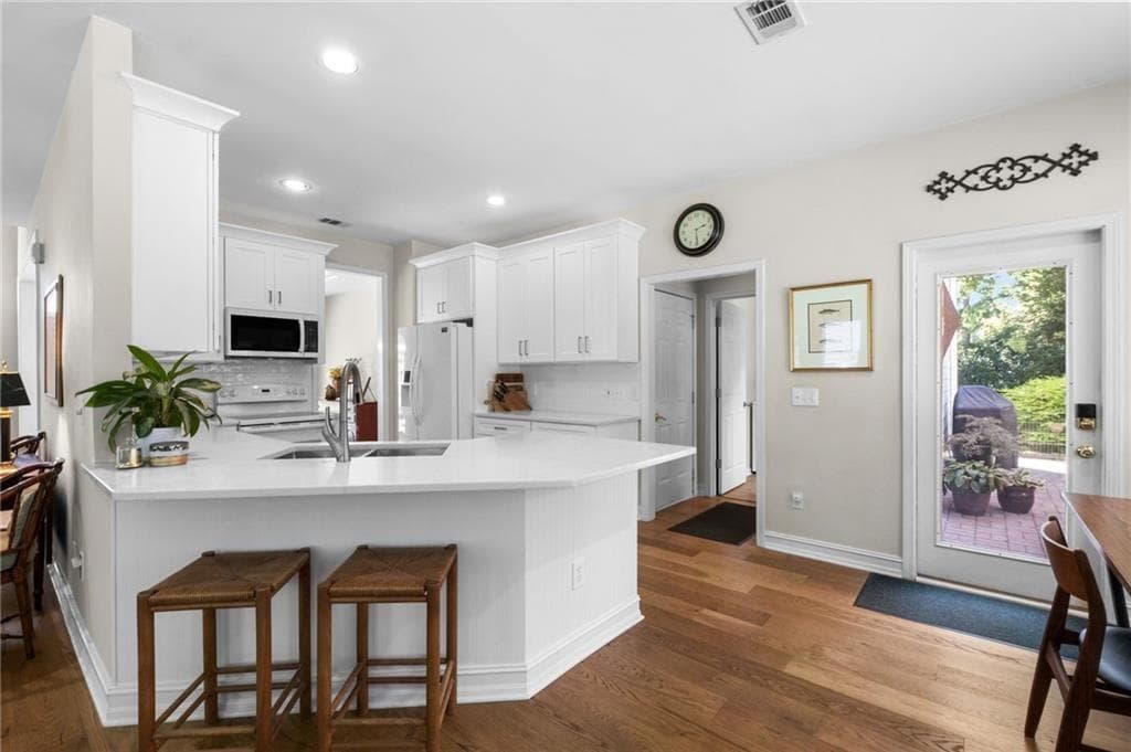 4 bedroom, 3 bathroom, 2,591 sq ft single family residence under contract at 230 Greystone Court, Roswell, GA 30075 — photo 5