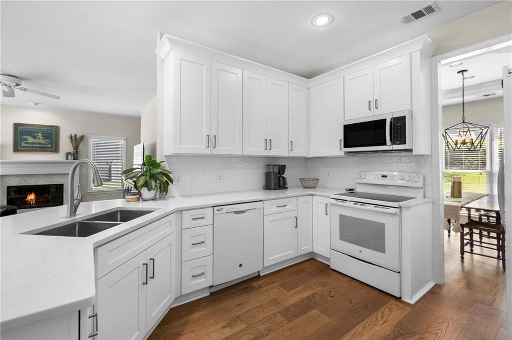 4 bedroom, 3 bathroom, 2,591 sq ft single family residence under contract at 230 Greystone Court, Roswell, GA 30075 — photo 6