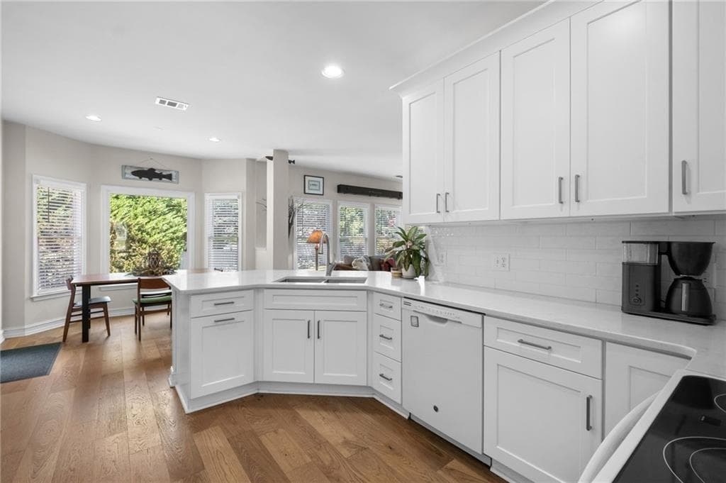 4 bedroom, 3 bathroom, 2,591 sq ft single family residence under contract at 230 Greystone Court, Roswell, GA 30075 — photo 7