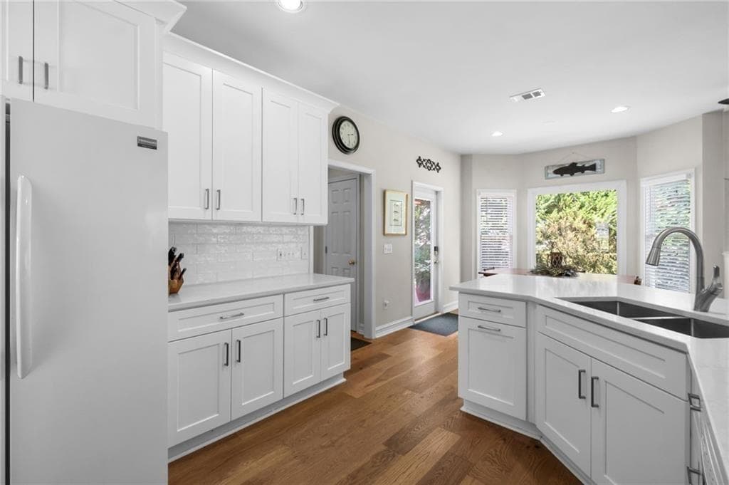 4 bedroom, 3 bathroom, 2,591 sq ft single family residence under contract at 230 Greystone Court, Roswell, GA 30075 — photo 8