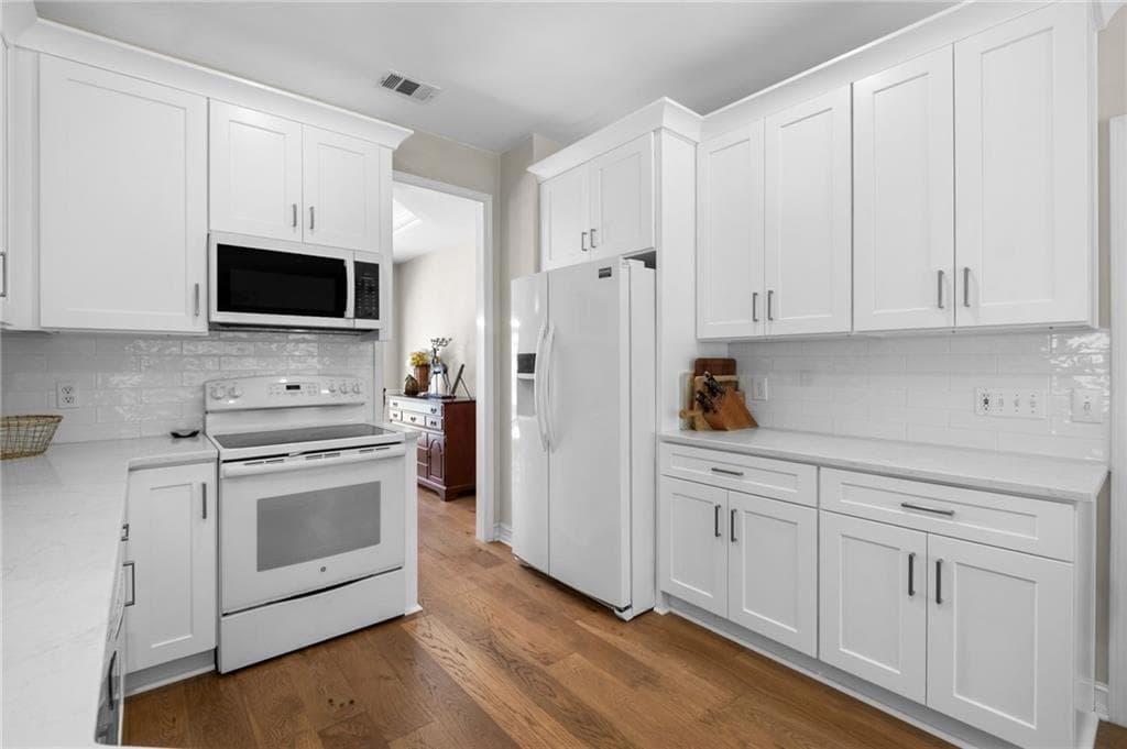 4 bedroom, 3 bathroom, 2,591 sq ft single family residence under contract at 230 Greystone Court, Roswell, GA 30075 — photo 9